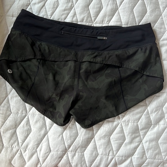 Lululemon Speed Up Lined 2.5 - Sz 8 - Picture 2 of 3